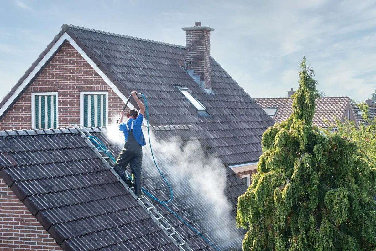 Roof Pressure Washing Do’s & Dont’s (# Step Guide)